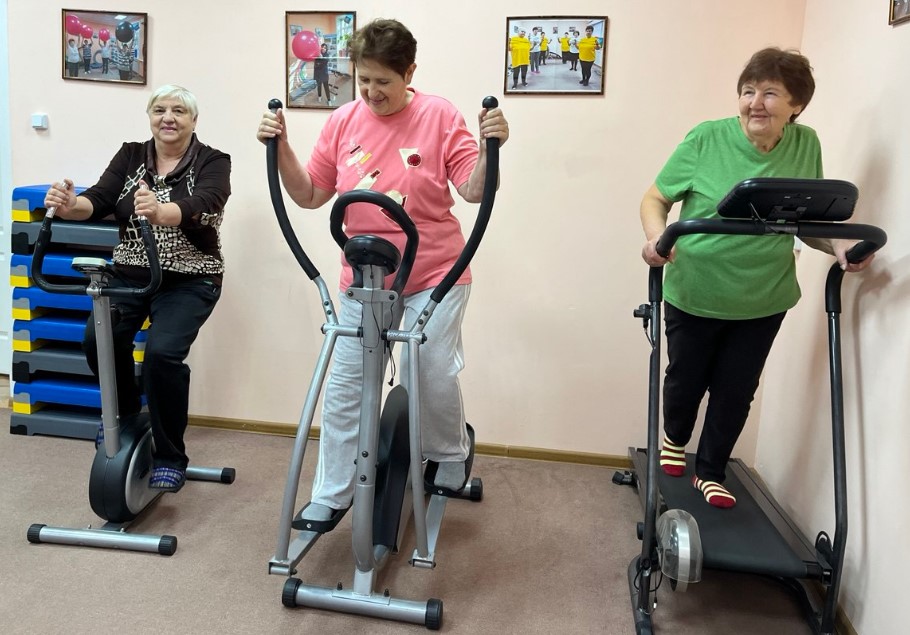 Саратовские пенсионеры укрепляют здоровье на тренажерах